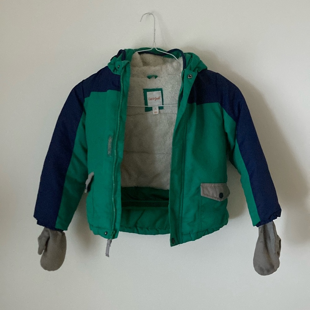 Cat&Jack winter coat for young boy. Size 6, perfect for playing in the snow.